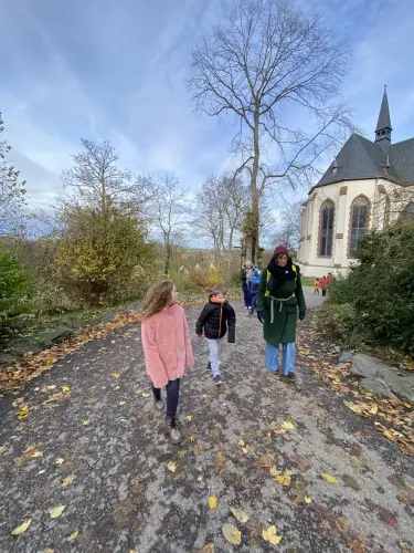 Auf-dem-Weg-zur-Burg